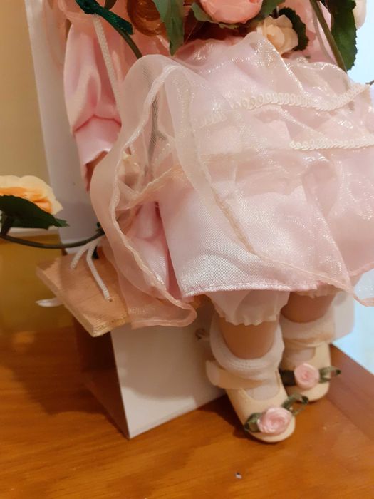 Порцеланова кукла на люлка