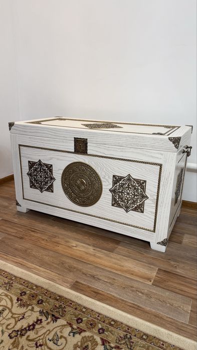 Сундук белый с красивыми арнаментами