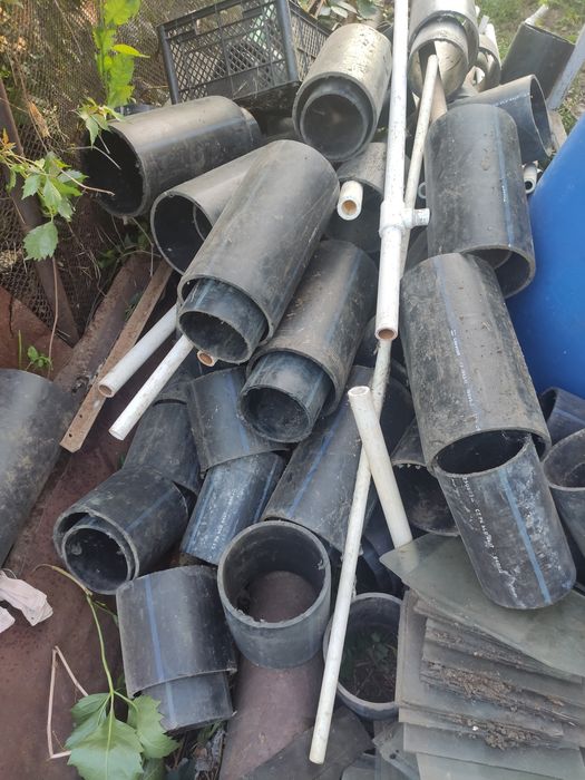 Обрезки ПНД труб 100-160 мм и стекла, использовались для рассады