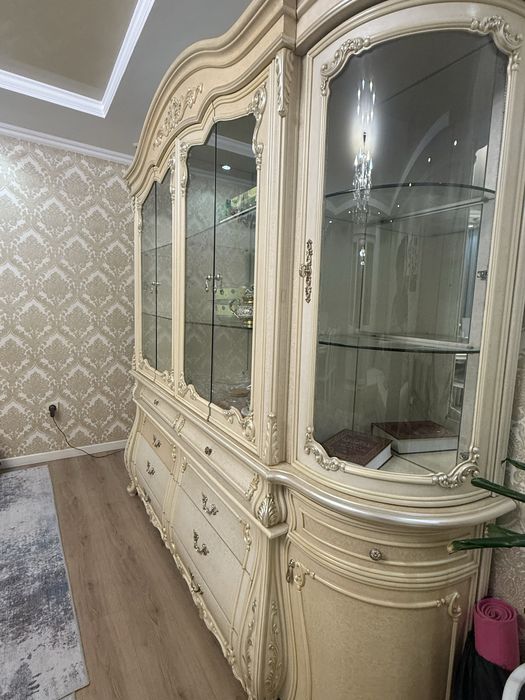 Шкаф витрина в зал