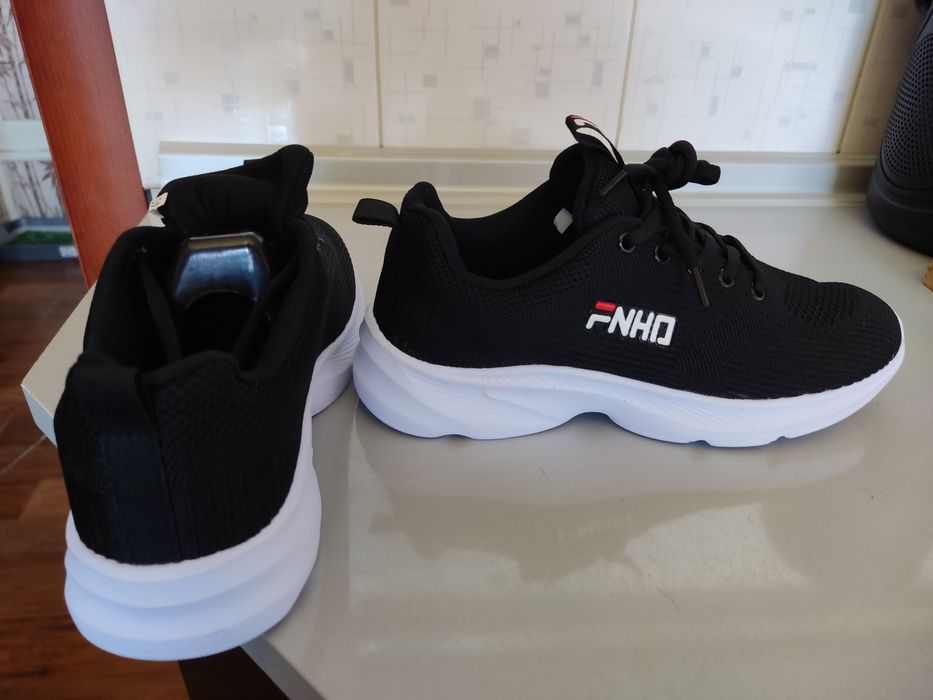 Кроссовки продам