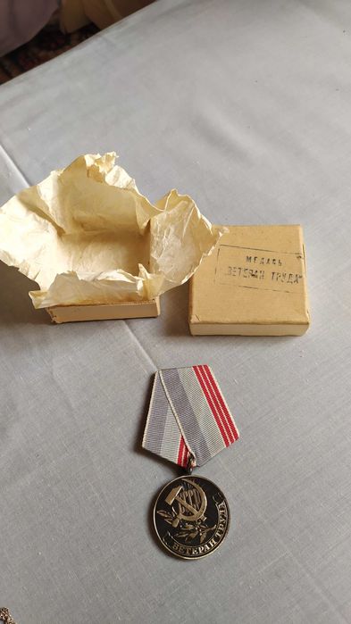 Продаются медаль ветеран труда и серебряные запонки