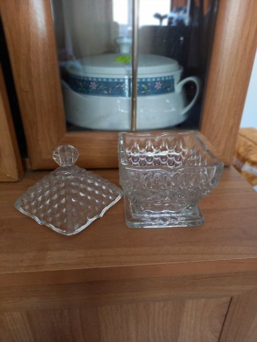 Продам сахарницу и масленку