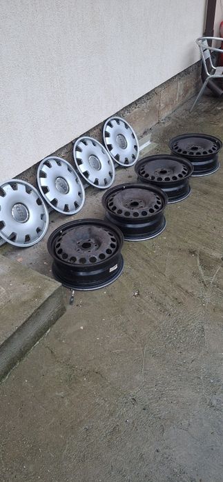 Vind 4 jante vw pe 16 cu capace audi