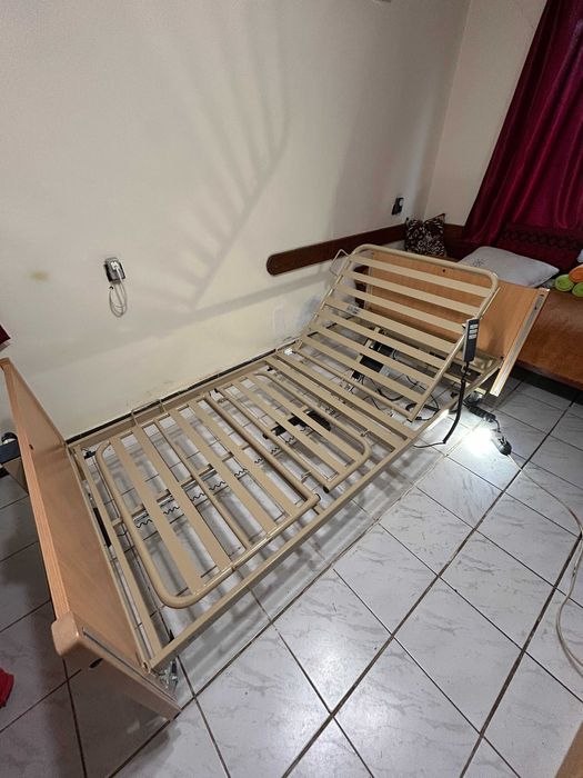 Електрическо болнично легло с актидекубитален матрак