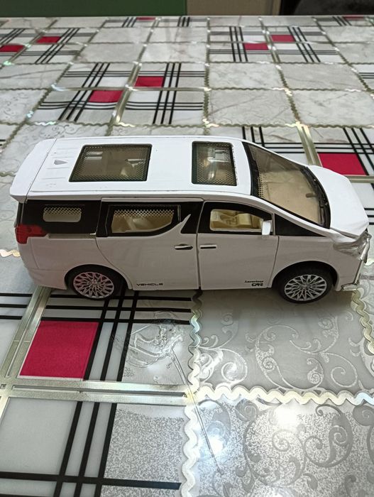 Машинка игрушка.