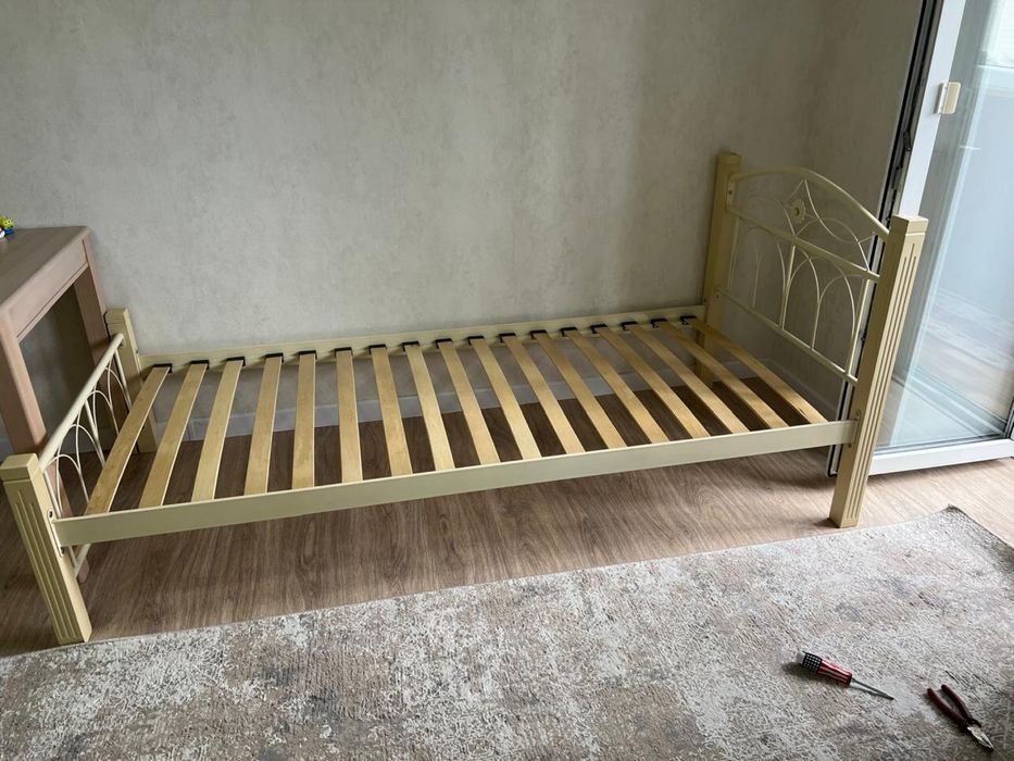 Кровать спальная