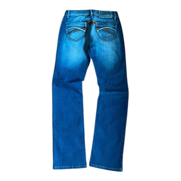 Дамски дънки с лека бродерия