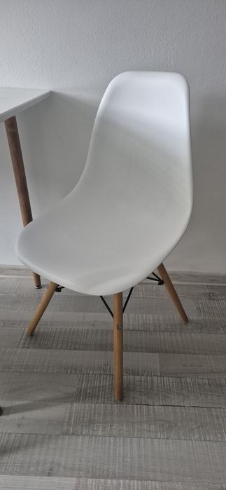 Vand masa cu scaune !