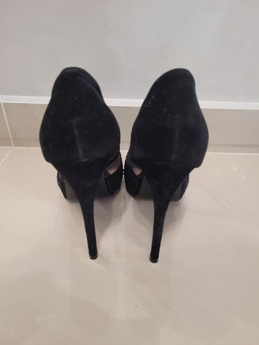 Черни високи обувки с камъни