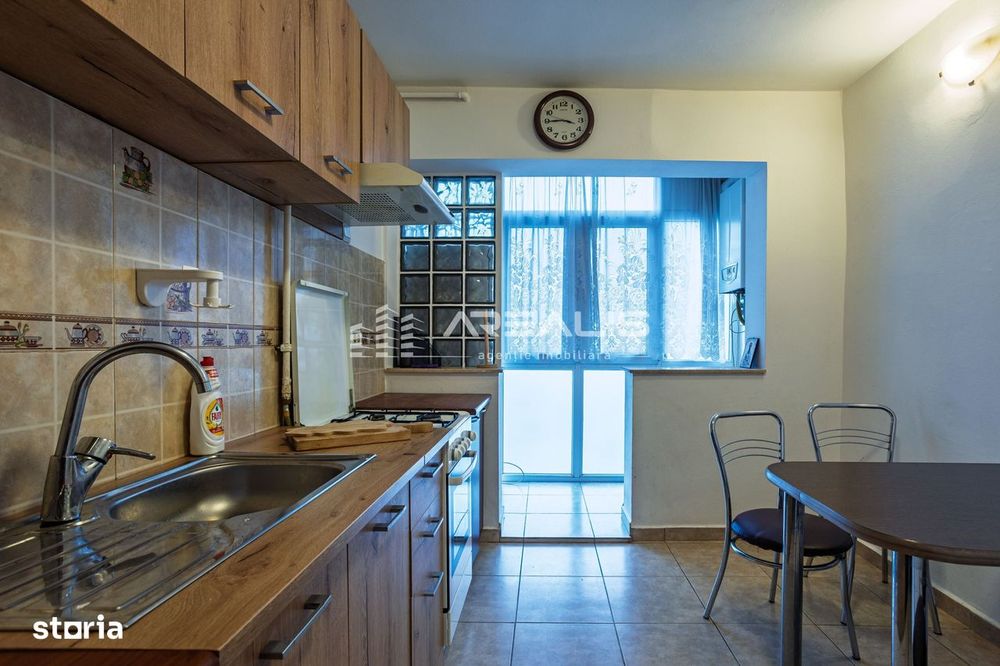 De închiriat -Apartament 3 camere, decomandat, zonă centrală