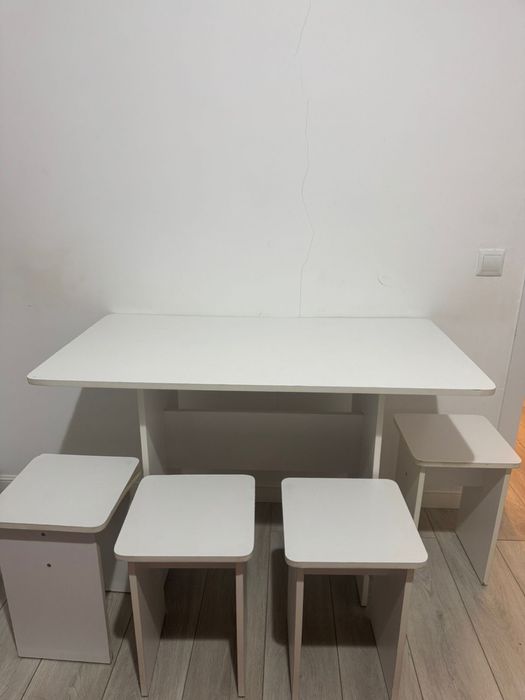 Стол со стульями