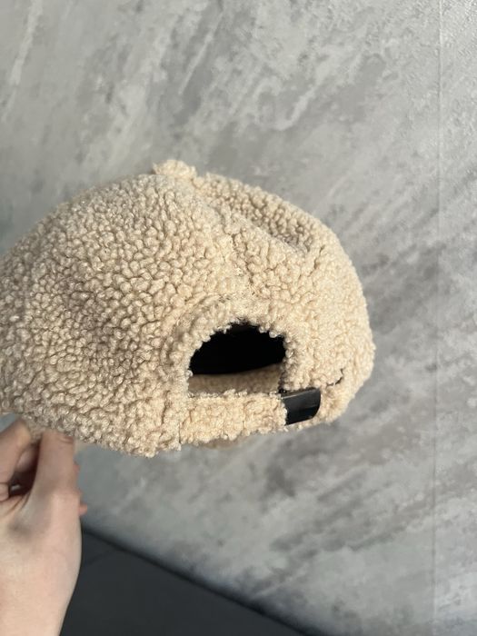 Бежевая кепка.