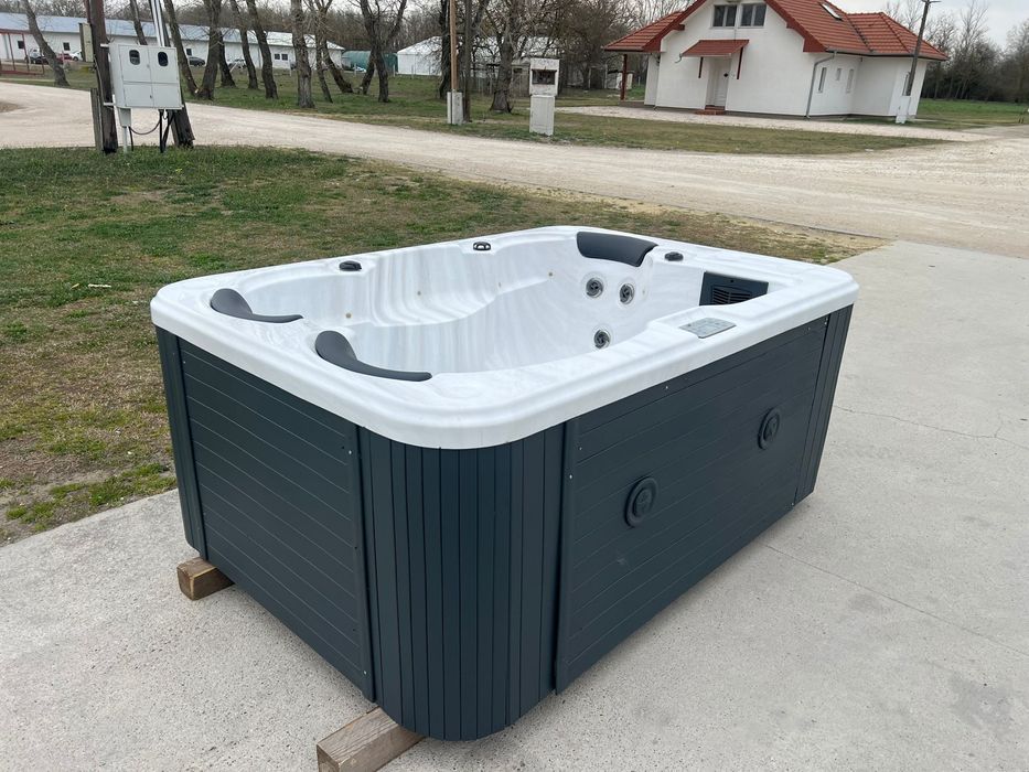 Jacuzzi electric 3 persoane Whirlpool Spa Lux ciubar
