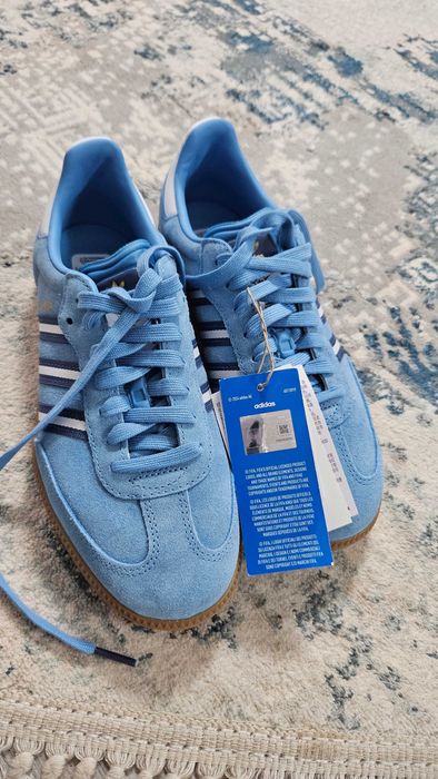 Оригинальные кроссовки Adidas, размер 39 (новые)