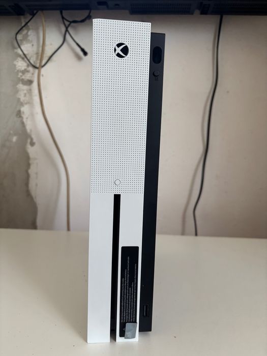 Vând Consolă Xbox one cu maneta