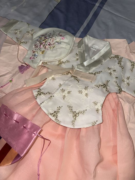 Продам новый ханбок для девочки на годик!