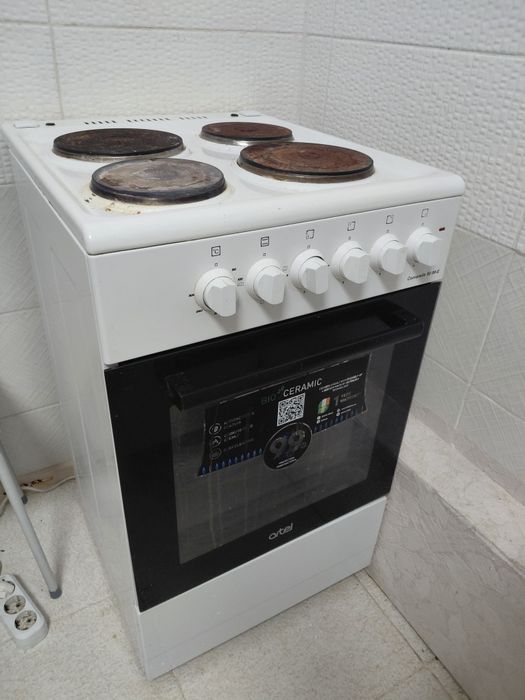 Продам кухонный гарнитур, электроплиту,  люстры