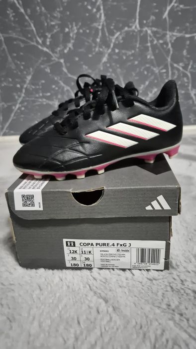 Adidasi fotbal, Adidas