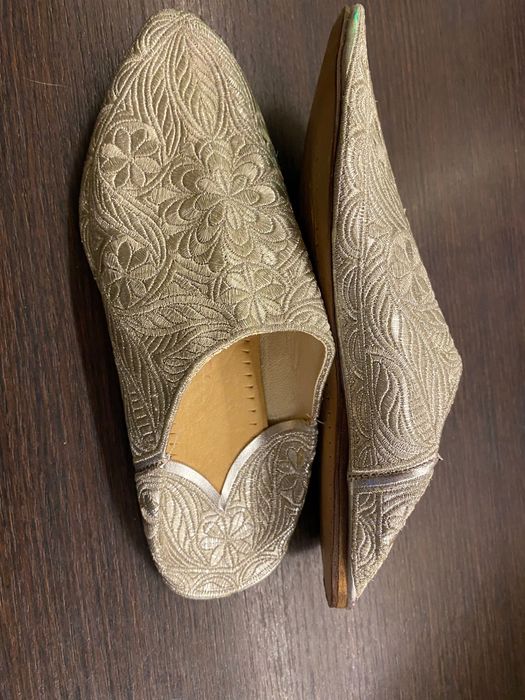 Papuci din piele cu broderie