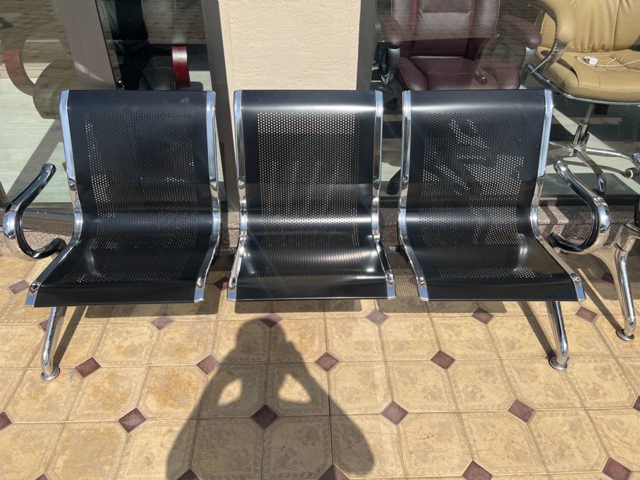 Офислар кутиш залилар учун скамейка аэропорт