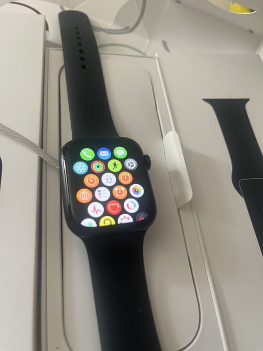 Продаются Apple Watch Series 9, 45 мм.