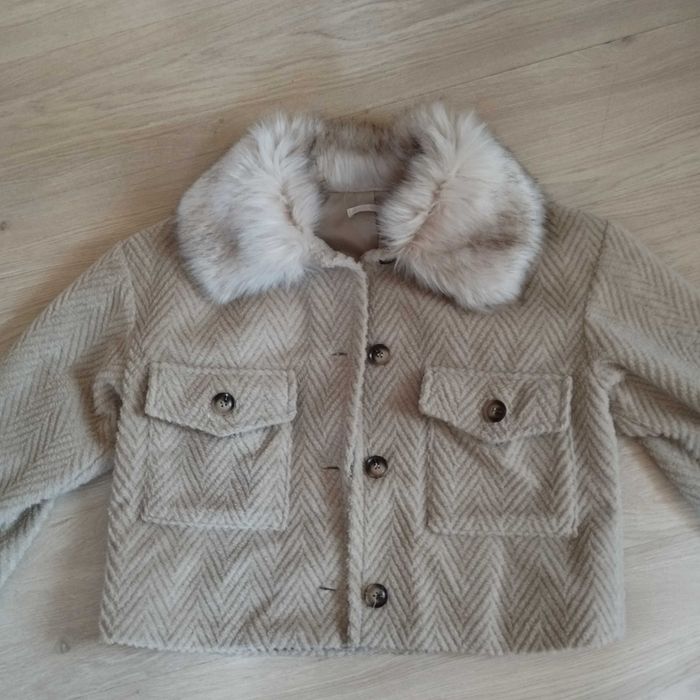 Бежово късо палто