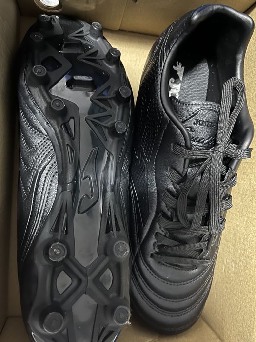 Crampoane joma piele