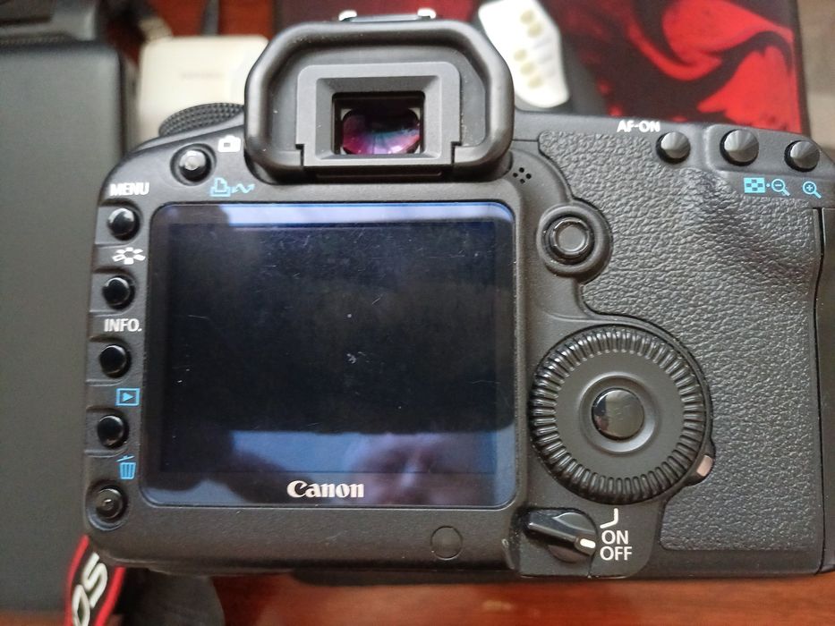 Canon 5D mark2 с двумя объективами.