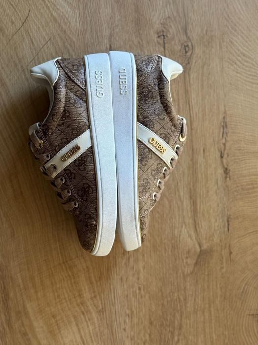 Дамски спортни обувки Guess