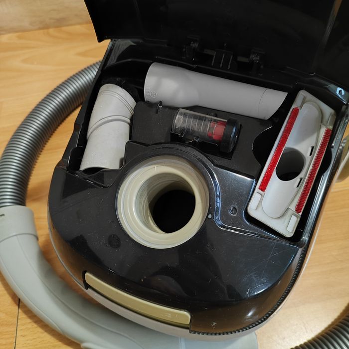 Прахосмукачка Електролукс на части