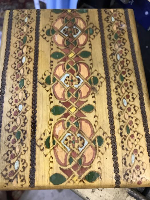 Кутия за цигари, кутия за бижута, чиния- народни мотиви.