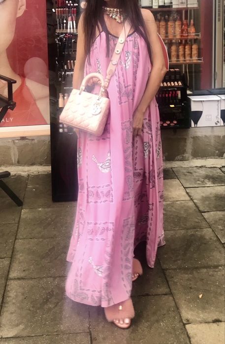 Дълка копринена рокля в красив розов цвят