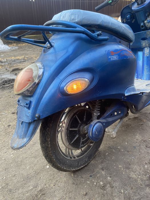 Vand doua scutere eletrice in stare pefecta