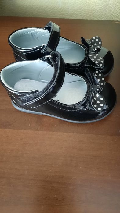 Продаю детские туфли
