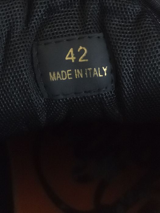 Vând adidași Versace Chain Reaction – Triple Black, mărimea 42.
Sunt p