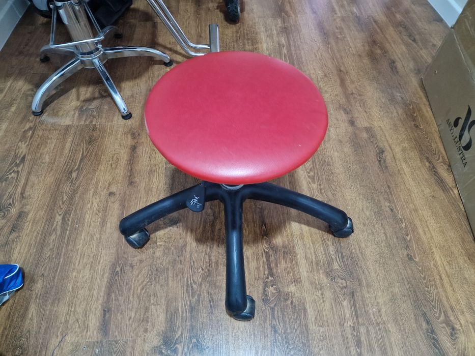 Табурет на колесах