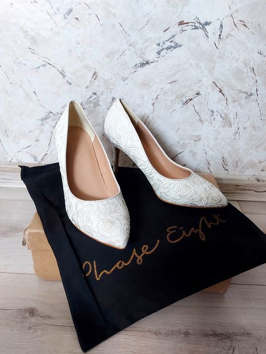 Чисто нови обувки на висок ток