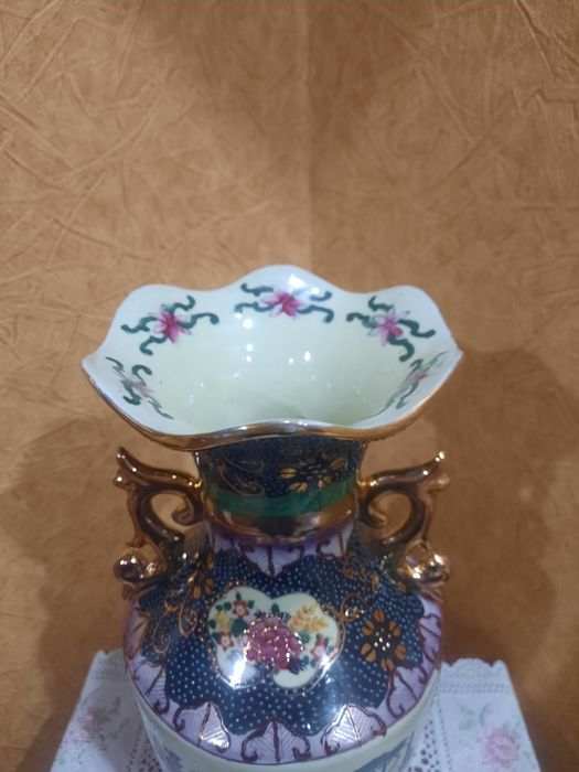 Очень красивая, роскошная фарфоровая, китайская ваза, декорирована ажу