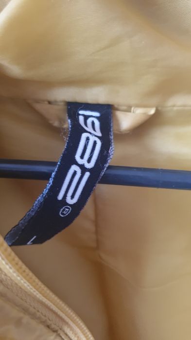 Ярко жълто яке. Немско.