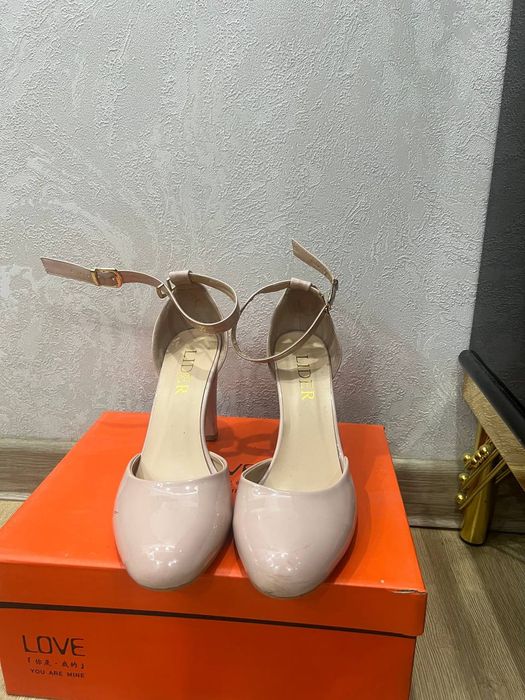 Женские туфли на каблуке