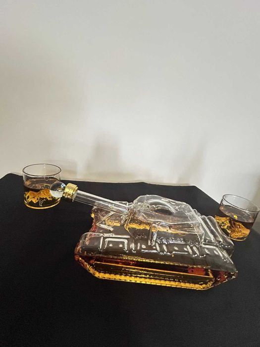 Стъклена гарафа във формата на танк