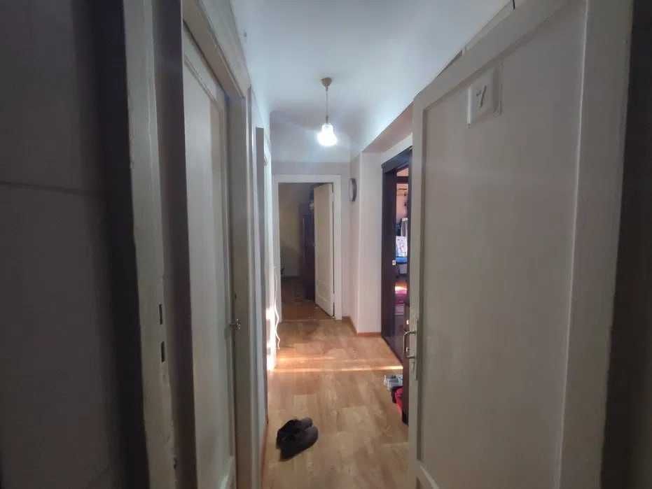 Вторичка 3 комнатная требует ремонта, супер локация вдоль дороги