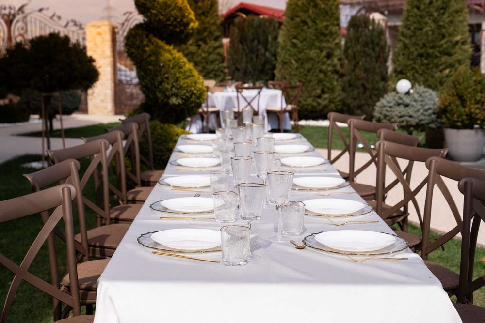 Mobilier premium pentru evenimente – închiriem scaune lemn, mese și veselă elegantă