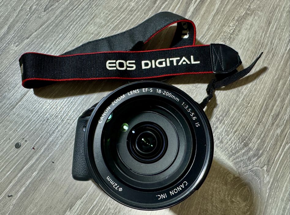 Canon EOS 600D + объектив Canon 18-200 mm.