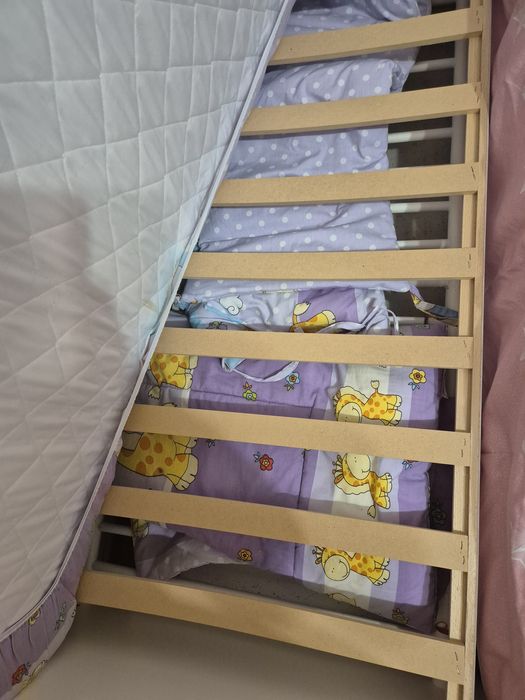 Patut bebe 120/60cm cu sistem de leganare si sertar culoare mov.