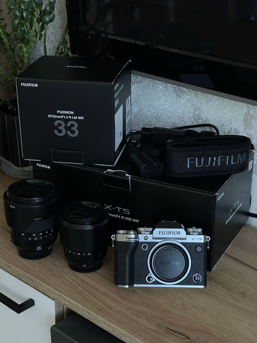 Продам камеру Fujifilm XT-5 с 2 обьективами FUJINON 33mm f1.4 16-80mf4