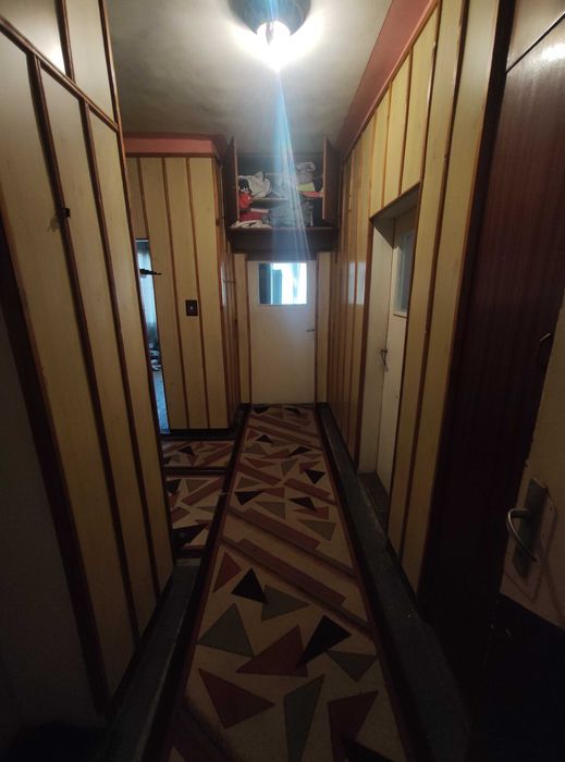 Продават се първи и трети етаж от къща