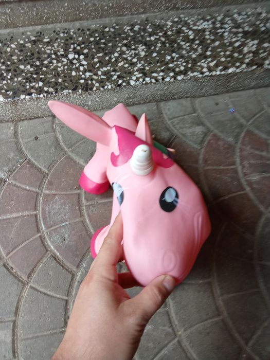 Jucărie unicorn de sărit pe ea