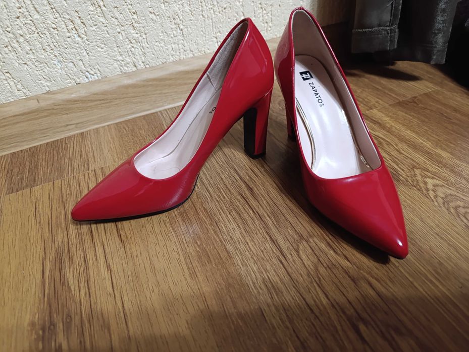 Лачени червени обувки
